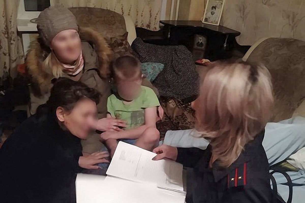 Омская полиция искала восьмилетнего мальчика. Он прятался за диваном