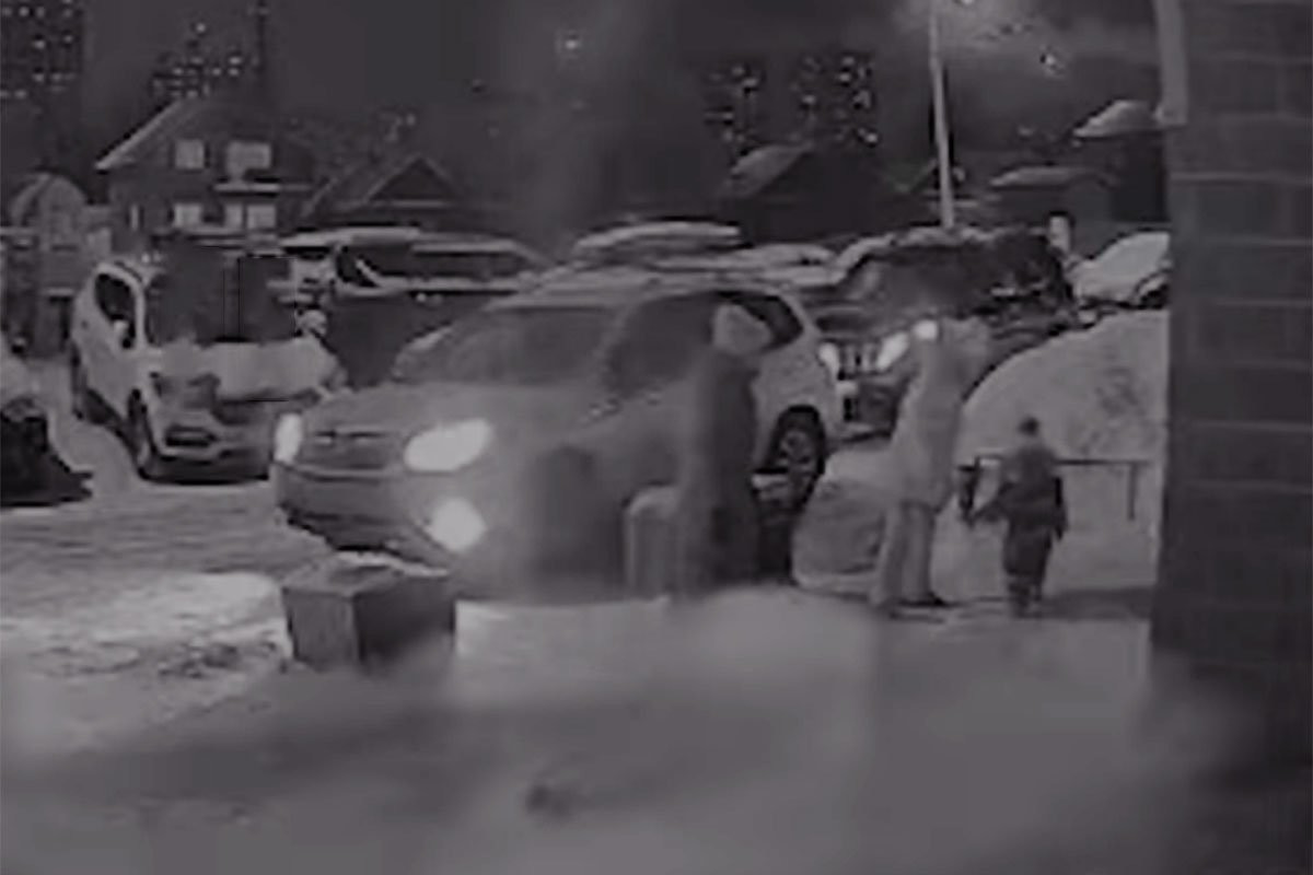 В Уфе детский плач спас семью от рухнувшего с крыши снега