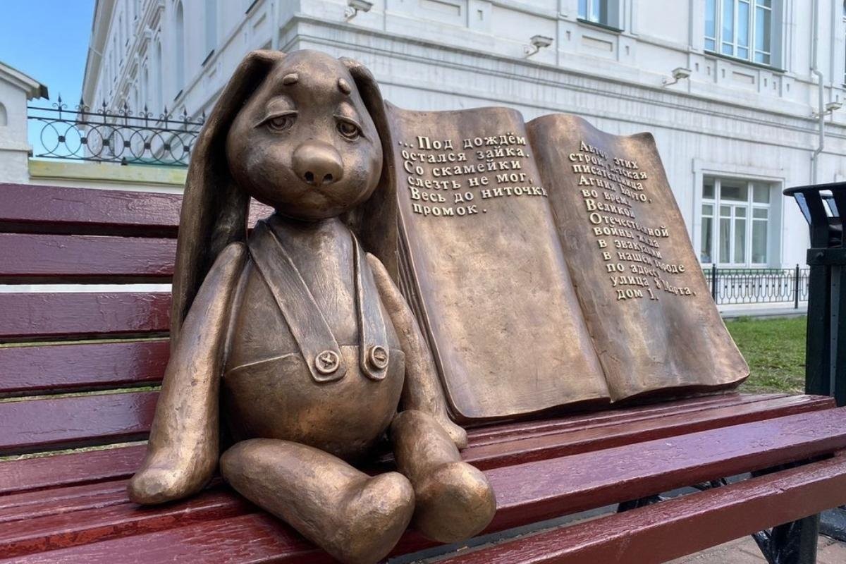 Посвящается детям: в Екатеринбурге установили памятник зайке из стихотворения Барто