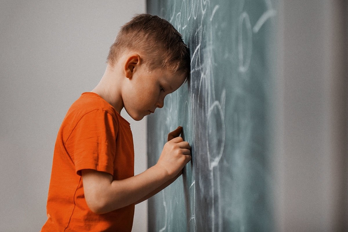 Ученые: неуверенность в учителе и домашние задания мешают детям понимать математику