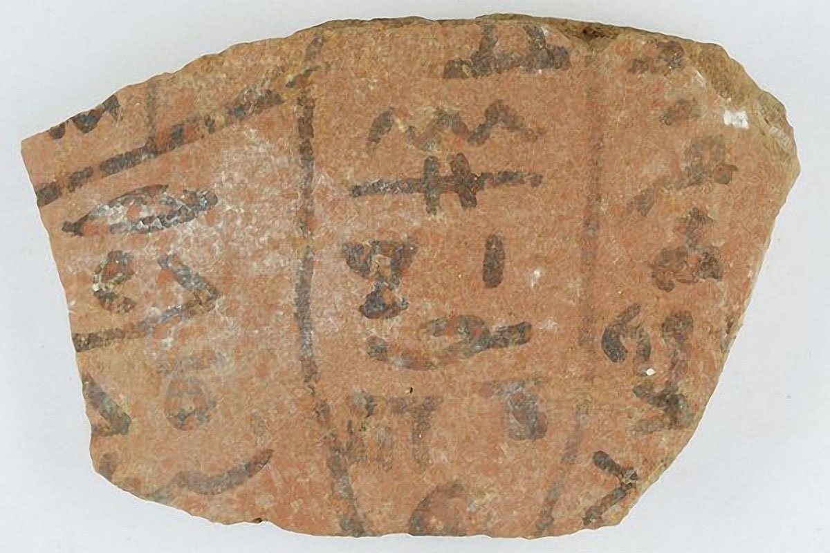 Древнеегипетские Онфимы: ученые нашли огромное количество «школьных тетрадок» на глиняных черепках