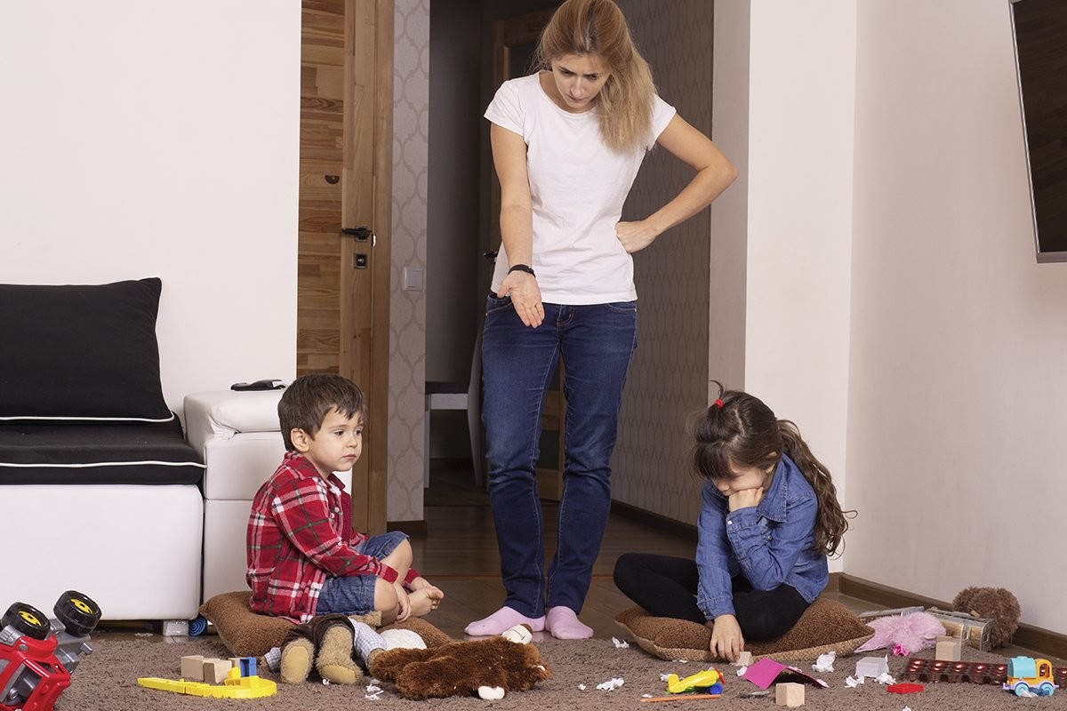 «Обойдитесь без нравоучительных „бла-бла-бла“»: как убедить ребенка убрать в комнате