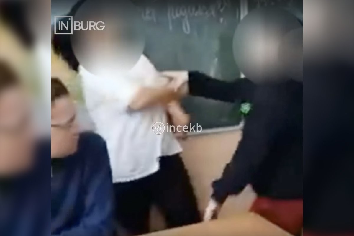 «Здесь бьют ребенка. Это ненормально»: в Екатеринбурге сняли на видео конфликт между учителем и учеником