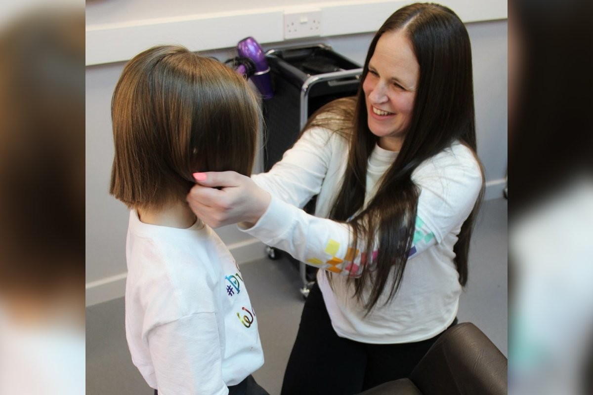 Мама и дочка продали волосы ради спасения больной девочки