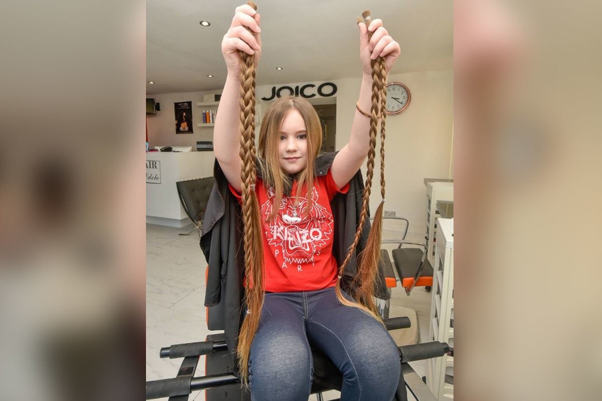 Девочка, которая ни разу в жизни не стриглась, отдала метр своих волос на благотворительность 